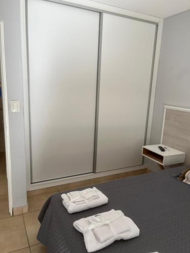 sypialnia z 2 białymi ręcznikami na łóżku w obiekcie New Apartment Talampaya w mieście La Rioja