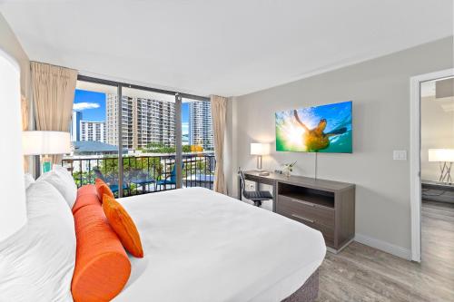 1 dormitorio con 1 cama blanca grande con almohadas de color naranja en Aqua Palms Renovated 1BR, City View, Swimming Pool en Honolulu