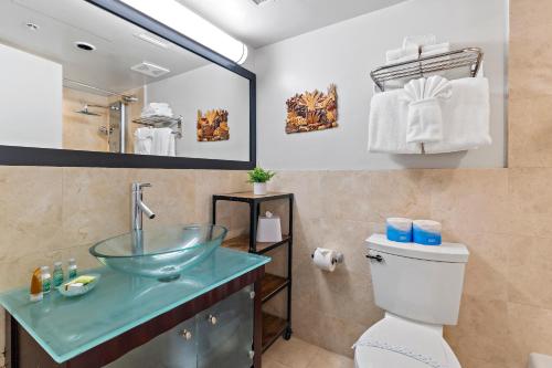 y baño con lavabo y aseo. en Aqua Palms Renovated 1BR, City View, Swimming Pool en Honolulu