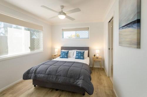 a bedroom with a bed and a ceiling fan at Hummingbird Apartments 4264 Tor in Rockville