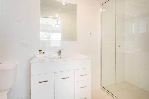 Ένα μπάνιο στο Hummingbird Apartments 4264 Tor