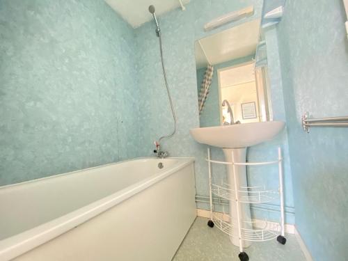 Ένα μπάνιο στο Maison avec piscine, tennis à 300m de la plage - 2 chambres, terrasse et parking privé - FR-1-231-267