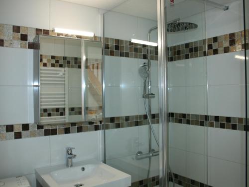 une salle de bain avec un lavabo et une douche avec un miroir dans l'établissement Maison à La Tranche-sur-Mer avec piscine, proche plage - FR-1-22-190, à La Tranche-sur-Mer