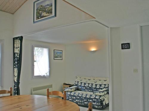 une salle à manger avec une table et une chaise dans l'établissement Maison à La Tranche-sur-Mer avec piscine, proche plage - FR-1-22-190, à La Tranche-sur-Mer