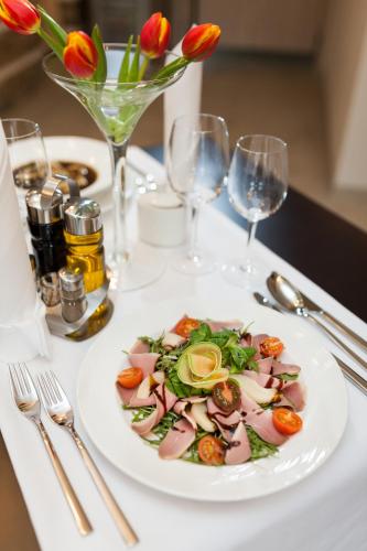 Comida en o cerca de este hotel