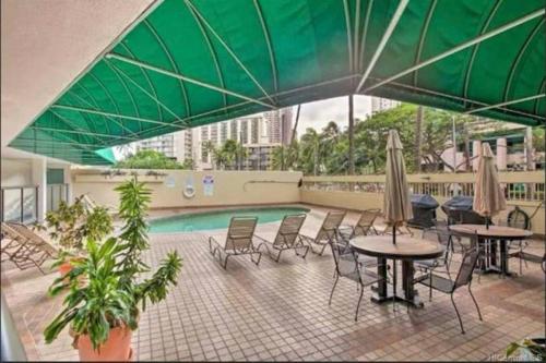 NEWLY Remodeled 2 BDRM Queen_3