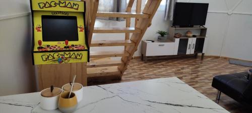 sala de estar con consola de videojuegos amarilla en Domotel Aysen, en Puerto Aysén