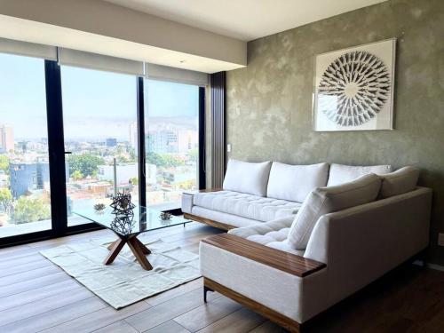 sala de estar con sofá y mesa de cristal en Moderno Bien Ubicado , Piscina A97c, en Guadalajara