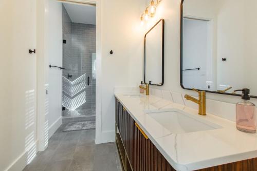 Phòng tắm tại Doin' Grayt-LUXE beach cottage-Easy beach access, pool, bikes!