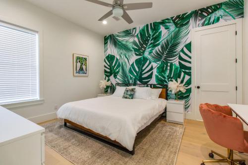 Giường trong phòng chung tại Doin' Grayt-LUXE beach cottage-Easy beach access, pool, bikes!