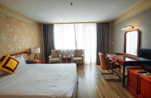 TV a/nebo společenská místnost v ubytování Lotus Saigon Hotel