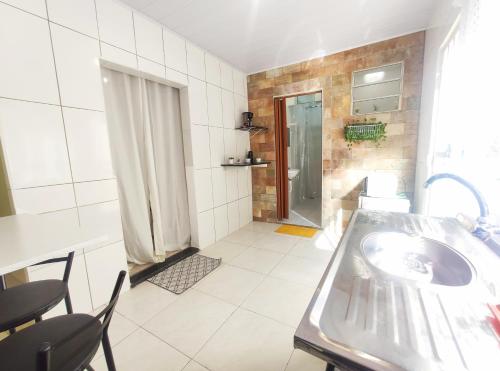 y baño con lavabo y ducha. en Kitnet Lua - Mobiliada, en Belo Horizonte