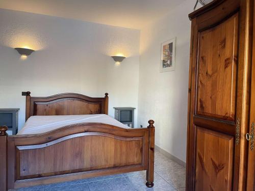 - une chambre avec un lit en bois et une porte en bois dans l'établissement Appartement 2 pièces avec terrasse, proche port et plage, climatisé, 4 couchages, classé 3 étoiles - FR-1-225C-112, à Banyuls-sur-Mer