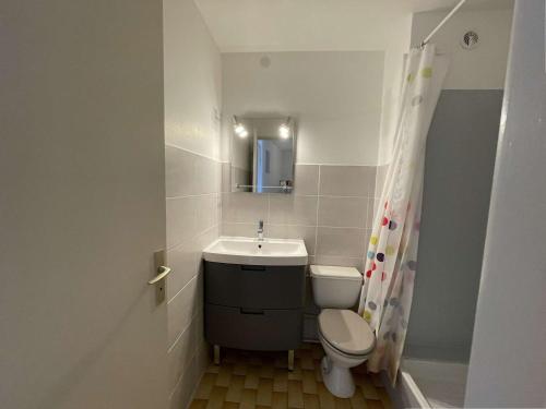 une petite salle de bain avec un lavabo et des toilettes dans l'établissement Studio Cabine 4 Couchages avec Terrasse et Parking Privé, Accès Direct Plage - Port Camargue - FR-1-250-245, au Grau-du-Roi