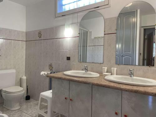 une salle de bain avec deux lavabos et un WC et un miroir dans l'établissement Appartement 2 pièces avec terrasse, proche port et plage, climatisé, 4 couchages, classé 3 étoiles - FR-1-225C-112, à Banyuls-sur-Mer