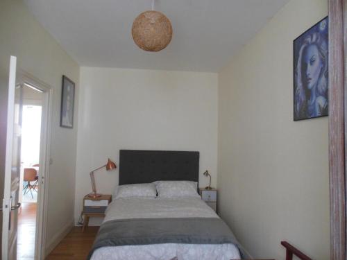 Posteľ alebo postele v izbe v ubytovaní Appartement face à la plage avec WiFi, terrasse et équipements complets - FR-1-376-112