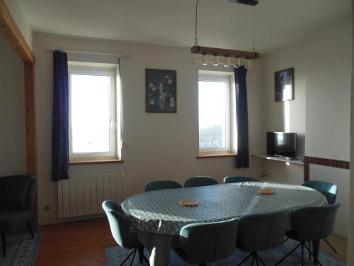 une salle à manger avec une table et des chaises dans l'établissement Duplex face plage avec terrasse, 3 ch, 2 sdb, WiFi, ménage inclus - FR-1-376-113, à Boulogne-sur-Mer