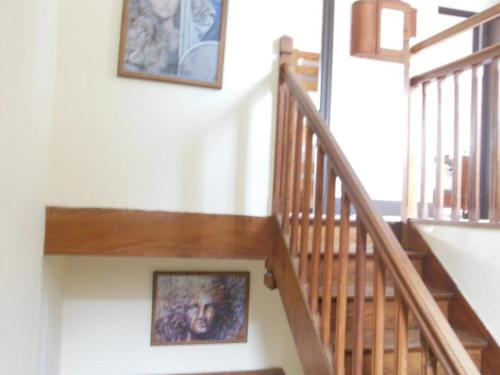 un escalier en bois avec deux photos sur le mur dans l'établissement Appartement Boulogne-sur-Mer, 4 pièces, 8 personnes - FR-1-376-113, à Boulogne-sur-Mer
