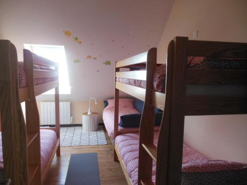 Cette chambre comprend 3 lits superposés et une fenêtre. dans l'établissement Appartement Boulogne-sur-Mer, 4 pièces, 8 personnes - FR-1-376-113, à Boulogne-sur-Mer