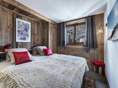 ein Schlafzimmer mit einem großen weißen Bett mit roten Kissen in der Unterkunft Appartement Val-d'Isère, 4 pièces, 6 personnes - FR-1-567-99 in Val dʼIsère