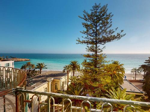 Grand 2P face mer en centre-ville dans un palace avec parc à Menton - FR-1-196-318