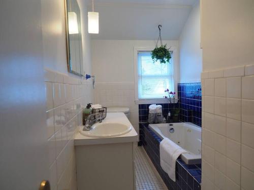  東港的住宿－Casa al Mare Beachfront Retreat King Bed Near Yale，浴室配有盥洗盆和浴缸。