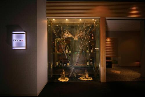 a display case in a room with bottles of wine at Niseko Northern Resort, An'nupuri in Niseko