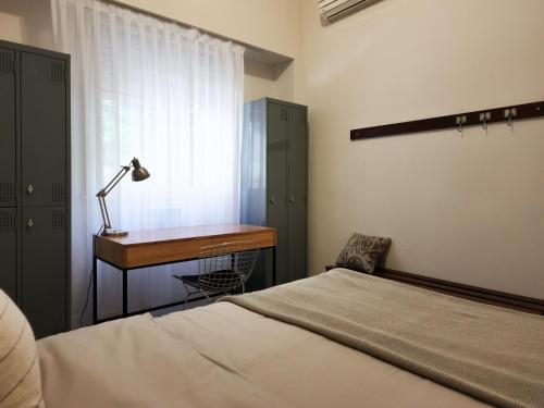 1 dormitorio con cama y escritorio en G&G Apartments - Recoleta Boutique Experience en Buenos Aires