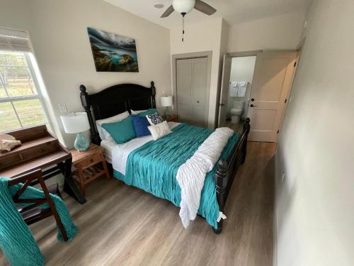 ein Schlafzimmer mit einem großen Bett und einem Klavier in der Unterkunft Country Oasis- A in Magnolia