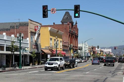 Victorian with Parking; 1 Blk to Park St eateries