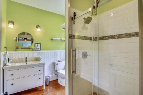 Koupelna v ubytování AbFab Seaside Cottage