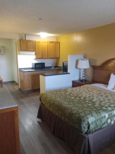 a hotel room with a bed and a kitchen at SilverStone Lite in Sunnyside