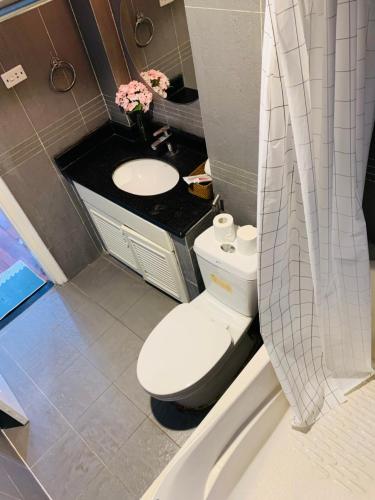 y baño con aseo blanco y lavamanos. en M house Yen Phụ 4th floor en Hanói