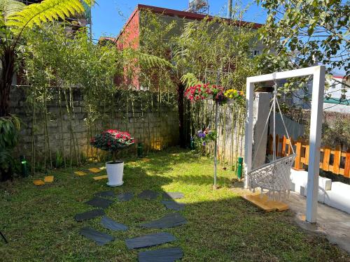 a garden with a swing and a fence at En nho Homestay SaPa in Sa Pa