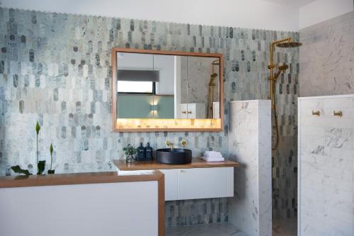 een badkamer met een spiegel en een wastafel bij Little Jem in Daylesford
