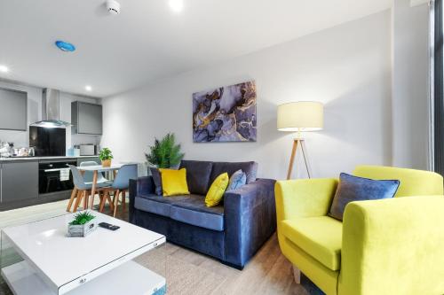 uma sala de estar com um sofá azul e cadeiras amarelas em Infra Mews, Superb Delightful Apartments Perfect for Contractors & Long Stays, 1, 2 & 4 Bedroom, WiFi & Parking em Milton Keynes