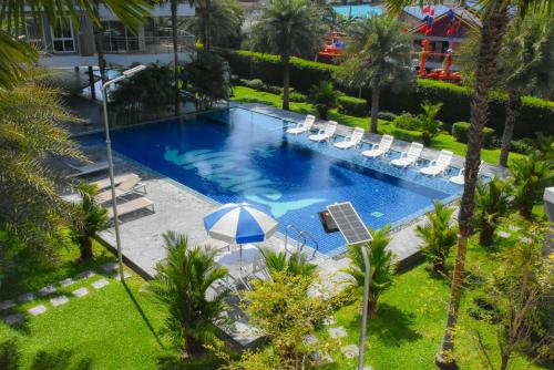 una vista aérea de una piscina con sillas y sombrilla en Whale Marina Condominium en Na Jomtien