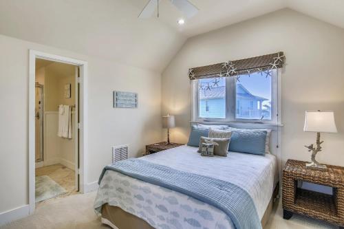 Un dormitorio con una cama grande y una ventana en Canal Zone, en Galveston