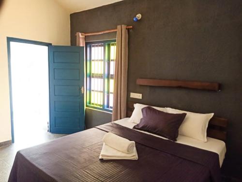 Un pat sau paturi într-o cameră la Urban Cliff Resort