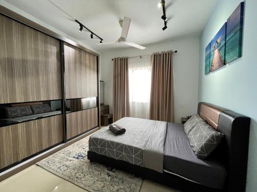 Un dormitorio con una cama y una ventana grande. en Apartment in Ladang Tok Pelam, en Kuala Terengganu