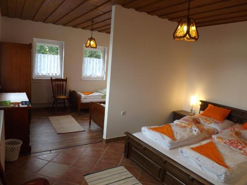 una camera con letto e un soggiorno di Nagybajcsi Körtefa Vendégház a Nagybajcs