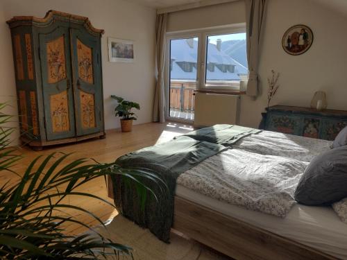 sypialnia z dużym łóżkiem i oknem w obiekcie sechzehnerhaus w mieście Mariazell