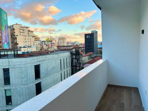 balcone con vista sullo skyline della città di Tirana Center Hideaway a Tirana