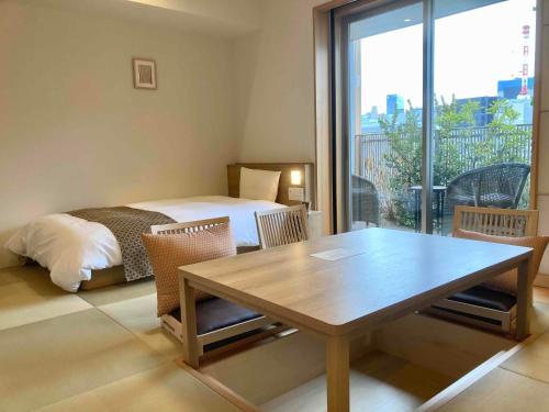 Postel nebo postele na pokoji v ubytování Dormy Inn Premium Ginza