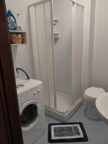 a bathroom with a washing machine and a toilet at La Casa di Carta FIUGGI in Fiuggi