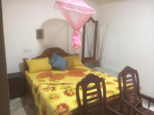 Ένα ή περισσότερα κρεβάτια σε δωμάτιο στο Nimsara Homestay