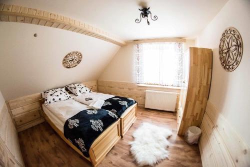 Cama o camas de una habitación en Dom Wypoczynkowy Dolinka