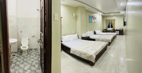 Giường trong phòng chung tại Thuy Van Hotel