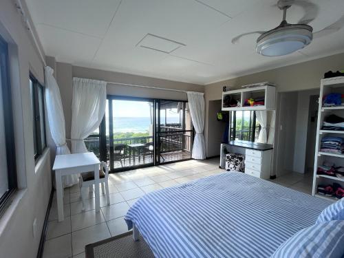 a bedroom with a bed and a view of the ocean at Kangela 8A in Ponta Malongane