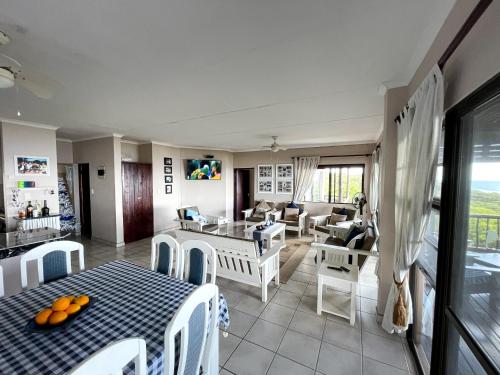 a kitchen and living room with a table and chairs at Kangela 8A in Ponta Malongane